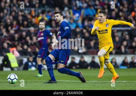 03 Gerard Pique aus Spanien vom FC Barcelona verteidigt durch 21 Gameiro aus Frankreich von Atletico de Madrid während des La Liga-Spiels zwischen FC Barcelona und Atletico de Madrid am Camp Nou Stadium in Barcelona, Spanien am 4. März 2018. (Foto von Xavier Bonilla/NurPhoto) Stockfoto