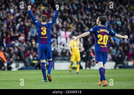 03 Gerard Pique aus Spanien des FC Barcelona und 20 Sergi Roberto aus Spanien des FC Barcelona feiern den Sieg während des La Liga-Spiels des FC Barcelona gegen Atletico de Madrid am 4. März 2018 im Camp Nou Stadium in Barcelona, Spanien. (Foto von Xavier Bonilla/NurPhoto) Stockfoto