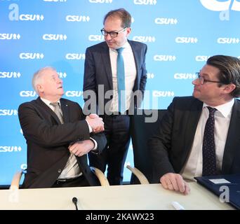 CSU-Vorsitzender Horst Seehofer und Landesgruppenleiter Alexander Dobrindt sprechen miteinander, während CSU-Generalsekretär Andreas Scheuer daneben sitzt. Die Christlich-Soziale Union (CSU) hat am 5. März 2018 in München eine Vorstandssitzung abgehalten, in der sie über die neuen Bundesminister entscheiden und wahrscheinlich einen neuen Generalsekretär wählen. (Foto von Alexander Pohl/NurPhoto) Stockfoto