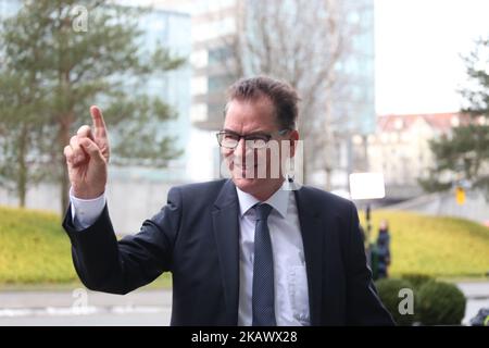 Bundesminister für Zusammenarbeit und Entwicklung Gerd Müller trifft sich am 5. März 2018 in München zum CSU-Hauptquartier. Die Christlich-Soziale Union (CSU) hielt eine Vorstandssitzung ab, in der sie über die neuen Bundesminister entscheiden und wahrscheinlich einen neuen Generalsekretär wählen. (Foto von Alexander Pohl/NurPhoto) Stockfoto