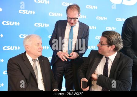 CSU-Vorsitzender Horst Seehofer und Landesgruppenleiter Alexander Dobrindt sprechen miteinander, während CSU-Generalsekretär Andreas Scheuer daneben sitzt. Die Christlich-Soziale Union (CSU) hat am 5. März 2018 in München eine Vorstandssitzung abgehalten, in der sie über die neuen Bundesminister entscheiden und wahrscheinlich einen neuen Generalsekretär wählen. (Foto von Alexander Pohl/NurPhoto) Stockfoto