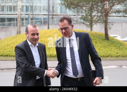 Bundesminister für Zusammenarbeit und Entwicklung Gerd Müller und CSU-Vizevorsitzender Manfred Weber treffen sich am 5. März 2018 in München zum CSU-Hauptquartier. Die Christlich-Soziale Union (CSU) hielt eine Vorstandssitzung ab, in der sie über die neuen Bundesminister entscheiden und wahrscheinlich einen neuen Generalsekretär wählen. (Foto von Alexander Pohl/NurPhoto) Stockfoto