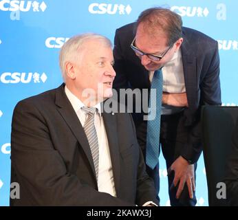 CSU-Vorsitzender Horst Seehofer und Landesgruppenleiter Alexander Dobrindt sprechen miteinander, während CSU-Generalsekretär Andreas Scheuer daneben sitzt. Die Christlich-Soziale Union (CSU) hat am 5. März 2018 in München eine Vorstandssitzung abgehalten, in der sie über die neuen Bundesminister entscheiden und wahrscheinlich einen neuen Generalsekretär wählen. (Foto von Alexander Pohl/NurPhoto) Stockfoto