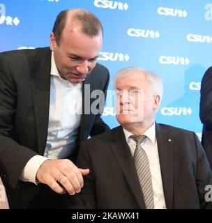 CSU-Vizevorsitzender Manfred Weber und Horst Seehofer sprechen miteinander. Die Christlich-Soziale Union (CSU) hat am 5. März 2018 in München eine Vorstandssitzung abgehalten, in der sie über die neuen Bundesminister entscheiden und wahrscheinlich einen neuen Generalsekretär wählen. (Foto von Alexander Pohl/NurPhoto) Stockfoto