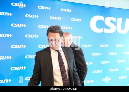 Der Vorsitzende der CSU und bayerischer Ministerpräsident Horst Seehofer tritt am 5. März 2018 in München hinter CSU-Generalsekretär Andreas Scheuer zurück. Die Christlich-Soziale Union (CSU) hielt eine Vorstandssitzung ab, in der sie über die neuen Bundesminister entscheiden und wahrscheinlich einen neuen Generalsekretär wählen. (Foto von Alexander Pohl/NurPhoto) Stockfoto