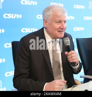 CSU-Vorsitzender Horst Seehofer im Gespräch mit dem Vorstand. Die Christlich-Soziale Union (CSU) hat am 5. März 2018 in München eine Vorstandssitzung abgehalten, in der sie über die neuen Bundesminister entscheiden und wahrscheinlich einen neuen Generalsekretär wählen. (Foto von Alexander Pohl/NurPhoto) Stockfoto