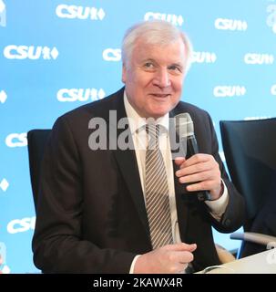 CSU-Vorsitzender Horst Seehofer im Gespräch mit dem Vorstand. Die Christlich-Soziale Union (CSU) hat am 5. März 2018 in München eine Vorstandssitzung abgehalten, in der sie über die neuen Bundesminister entscheiden und wahrscheinlich einen neuen Generalsekretär wählen. (Foto von Alexander Pohl/NurPhoto) Stockfoto