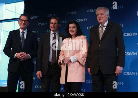 CSU-Generalsekretär und designierter Verkehrsminister Andreas Scheuer, Minister für Wirtschaft und Entwicklung Gerd Müller, CSU-Vizevorsitzende Dorothee Baer sowie der designierte Minister für Inneres und Inneres und CSU-Vorsitzender Horst Seehofer stehen am 5. März 2018 auf der Bühne in München. Die Christlich-Soziale Union kündigte ihre neuen Bundesminister, die stellvertretenden Staatssekretäre und den neuen Generalsekretär an. Die Sozialdemokratische Partei Deutschlands (SPD) hat gestern bekanntgegeben, dass die Mitglieder für eine neue große Koalition (GroKo) mit CDU und CSU gestimmt haben. (Foto b Stockfoto