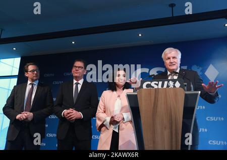 CSU-Generalsekretär und designierter Verkehrsminister Andreas Scheuer, Minister für Wirtschaft und Entwicklung Gerd Müller, CSU-Vizevorsitzende Dorothee Baer sowie der designierte Minister für Inneres und Inneres und CSU-Vorsitzender Horst Seehofer stehen am 5. März 2018 auf der Bühne in München. Die Christlich-Soziale Union kündigte ihre neuen Bundesminister, die stellvertretenden Staatssekretäre und den neuen Generalsekretär an. Die Sozialdemokratische Partei Deutschlands (SPD) hat gestern bekanntgegeben, dass die Mitglieder für eine neue große Koalition (GroKo) mit CDU und CSU gestimmt haben. (Foto b Stockfoto