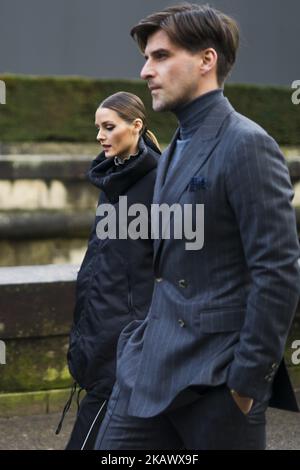 Olivia Palermo, mit schwarzem Valentino-Mantel und schwarzer Hose, wird in den Straßen von Paris vor der Valentino Show während der Paris Fashion Week Womenswear Herbst/Winter 2018/2019 am 4. März 2018 in Paris, Frankreich, gesehen. (Foto von Nataliya Petrova/NurPhoto) Stockfoto