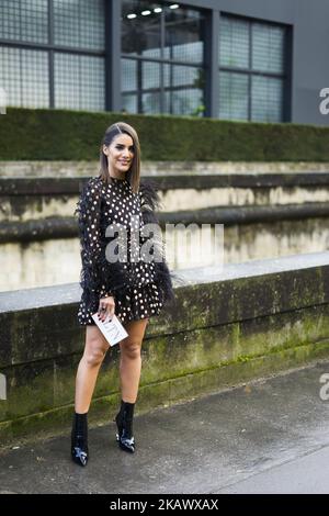 Camila Coelho wird auf der Straße gesehen, die Valentino während der Paris Women's Fashion Week A/W 2018 mit Valentino am 4. März 2018 in Paris, Frankreich, besucht. (Foto von Nataliya Petrova/NurPhoto) Stockfoto