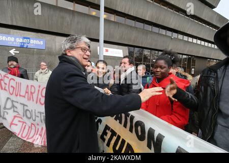 Eric Coquerel (L), Frankreich, stellvertretender Insoumise von seine-Saint-Denis, nimmt am 5. März 2018 vor der Präfektur des Departements seine-Saint-Denis in der Pariser nordöstlichen Vorstadt Bobigny an einem Protest Teil, um einen besseren Zugang von Ausländern zu Regierungsdiensten zu erhalten. (Foto von Michel Stoupak/NurPhoto) Stockfoto