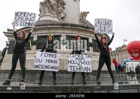 Aktivisten der Frauenrechtsbewegung Femen tragen am 8. März 2018 während des Internationalen Frauentags am 8. März 2018 Schilder auf dem Place de la République in Paris. (Foto von Michel Stoupak/NurPhoto) Stockfoto