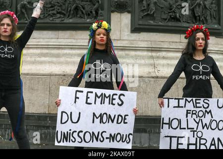 Aktivisten der Frauenrechtsbewegung Femen tragen am 8. März 2018 während des Internationalen Frauentags am 8. März 2018 Schilder auf dem Place de la République in Paris. (Foto von Michel Stoupak/NurPhoto) Stockfoto