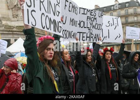 Aktivisten der Frauenrechtsbewegung Femen tragen am 8. März 2018 während des Internationalen Frauentags am 8. März 2018 Schilder auf dem Place de la République in Paris. (Foto von Michel Stoupak/NurPhoto) Stockfoto