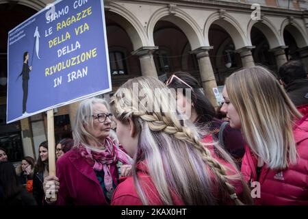 Frauen marschieren während einer Demonstration, die gleiche Rechte für Frauen und Männer fordert, anlässlich des Frauentags in Rom, am 8. März 2018 in Rom, Italien. (Foto von Andrea Ronchini/NurPhoto) Stockfoto