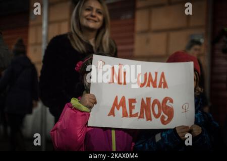 Frauen marschieren während einer Demonstration, die gleiche Rechte für Frauen und Männer fordert, anlässlich des Frauentags in Rom, am 8. März 2018 in Rom, Italien. (Foto von Andrea Ronchini/NurPhoto) Stockfoto