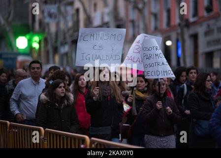 Frauen riefen während des Internationalen Frauentags in Madrid am 8.. März 2018 wütende Parolen. Frauen fordern gleiche Arbeitsrechte und ein Ende der Gewalt gegen Frauen in der spanischen Gesellschaft. Spanien feiert heute den Internationalen Frauentag mit einem beispiellosen Generalstreik zur Verteidigung ihrer Rechte, bei dem Hunderte von Zügen abgesagt und unzählige Proteste während des Tages geplant werden. (Foto von Isa Saiz/NurPhoto) Stockfoto