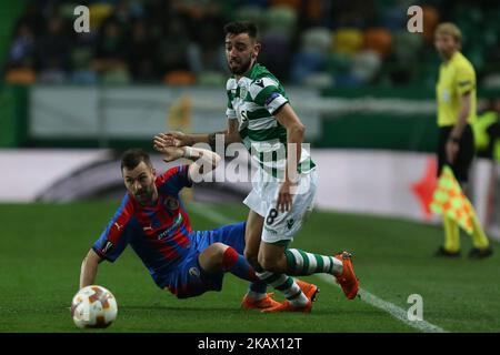 Der sportliche CP-Mittelfeldspieler Bruno Fernandes aus Portugal (R) und der FC Viktoria Pilsen-Verteidiger Radim Reznik aus Tschechien (L) während des UEFA Europa League-Spiels zwischen Sporting CP und FC Viktoria Pilsen am 8. März 2018 im Estadio Jose Alvalade in Lissabon, Portugal. (Foto von Bruno Barros / DPI / NurPhoto) Stockfoto