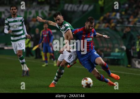 Der sportliche CP-Mittelfeldspieler Bruno Fernandes aus Portugal (L) und der FC Viktoria Pilsen-Verteidiger Radim Reznik aus Tschechien (R) während des UEFA Europa League-Spiels zwischen Sporting CP und FC Viktoria Pilsen am 8. März 2018 im Estadio Jose Alvalade in Lissabon, Portugal. (Foto von Bruno Barros / DPI / NurPhoto) Stockfoto