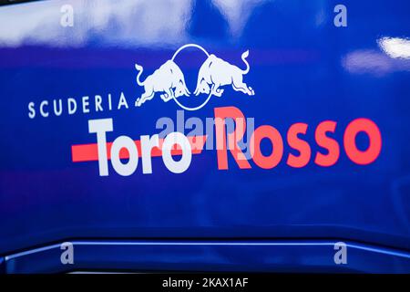 BARCELONA, SPANIEN - 09. MÄRZ: Logo der Scuderia Toro Rosso Honda STR13 während des 4. Tages der Wintertests F1 auf dem Circuit de Catalunya am 9. März 2018 in Montmelo, Spanien. (Foto von Xavier Bonilla/NurPhoto) Stockfoto