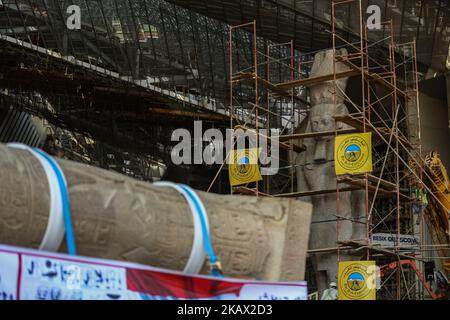 Die Säule des Königs Merneptah wird auf einen Lastwagen verladen, der in ihren permanenten Ausstellungsbereich im Atrium des Großen Ägyptischen Museums (GEM), in der Nähe der Pyramiden von Gizeh, Ägypten, gebracht wird, 10. März 2018. König Merneptah (13.. Jahrhundert v. Chr.) war der vierte Herrscher der Dynastie 19. des alten Ägypten und ein Sohn des Pharao Ramses II.. Die Säule wurde 1970 in einem Meneptah-Tempel an der archäologischen Stätte Matariya entdeckt, östlich des arabischen Al-Hesn-Gebiets. Es wiegt 17 Töne und ist 5,60meters groß. Im Jahr 2008 wurde es zur Zitadelle Salaheddin zur Erhaltung und Restaurierung als Wohngebiet in der Umgebung transportiert Stockfoto