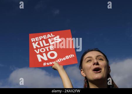 Demonstranten halten während der All-Ireland Rally for Life (Save the 8.) – marsch zur Rettung der 8. abgeänderten irischen Verfassung, die ihr Recht auf Leben schützt und Abtreibung verbietet, Plakate gegen Abtreibungen. Am Samstag, Den 10. März 2017, Dublin, Irland. Die irische Regierung hat bestätigt, dass sie bis Ende Mai ein Referendum über die Reform der strengen Abtreibungsgesetze des Landes abhalten wird. Artikel 40.3.3 – bekannt als die achte Änderung der Verfassung von Irland erkennt das gleiche Recht auf Leben von Mutter und ungeborenes Kind an. Wenn die Abstimmung für die Aufhebung ist, ist die Regierung ex Stockfoto