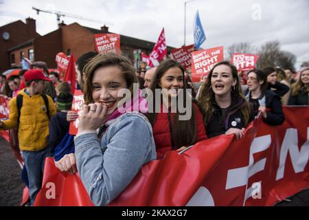 Ein Mädchen hält das Banner während einer Anti-Abtreibungsdemonstration All-Ireland Rally for Life (Save the 8.) - marsch zur Rettung der 8.. Änderung der irischen Verfassung, die ihr Recht auf Leben schützt und Abtreibung verbietet. Am Samstag, Den 10. März 2017, Dublin, Irland. Die irische Regierung hat bestätigt, dass sie bis Ende Mai ein Referendum über die Reform der strengen Abtreibungsgesetze des Landes abhalten wird. Artikel 40.3.3 – bekannt als die achte Änderung der Verfassung von Irland erkennt das gleiche Recht auf Leben von Mutter und ungeborenes Kind an. Wenn die Abstimmung für die Aufhebung ist, die Regierung Stockfoto