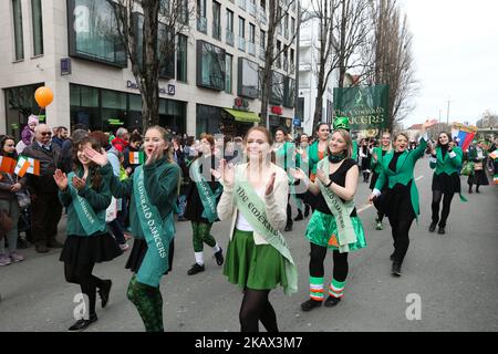 Rund 15,000 feierte der St. Patrick's Day in München am 11. März 2018. Es gab viele verschiedene Gruppen in der Parade. (Foto von Alexander Pohl/NurPhoto) Stockfoto