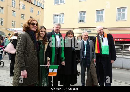 Die Paradeprinzessin Chiara Caravello steht neben dem Münchner Bürgermeister Dieter Reiter und seiner Frau Petra Reiter sowie dem irischen Botschafter in Deutschland Michael Collins. Rund 15,000 feierte der St. Patrick's Day in München am 11. März 2018. Es gab viele verschiedene Gruppen in der Parade. (Foto von Alexander Pohl/NurPhoto) Stockfoto