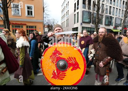 Ein Ritter. Rund 15,000 feierte der St. Patrick's Day in München am 11. März 2018. Es gab viele verschiedene Gruppen in der Parade. (Foto von Alexander Pohl/NurPhoto) Stockfoto