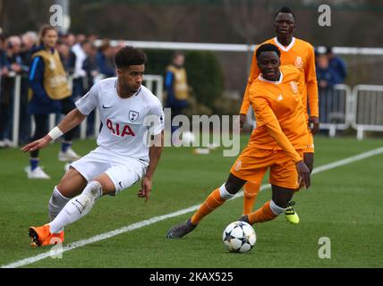 L-R Tottenham Hotspur U19s Keanan Bennetts und FC Porto unter 19s Madi Queta während des UEFA Youth League - Quarter - Finales Spiel zwischen Tottenham Hotspur U19s und FC Porto U19s im Tottenham Hotspur Training Center, in London, Großbritannien, am 13. März 2018. (Foto von Kieran Galvin/NurPhoto) Stockfoto