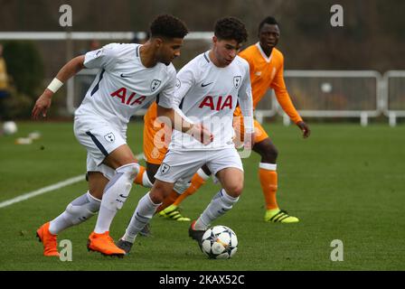 L-R Tottenham Hotspur U19s Keanan Bennetts und Tottenham Hotspur U19s Samuel Shashoua während des UEFA Youth League - Quarter - Finales Spiel zwischen Tottenham Hotspur U19s und FC Porto U19s am 13. März 2018 im Tottenham Hotspur Training Center in London, Großbritannien. (Foto von Kieran Galvin/NurPhoto) Stockfoto