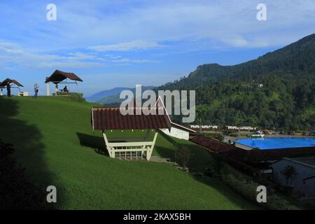 Die Menschen entspannen sich mit Blick auf den Toba-See um sie herum. Der Toba-See ist der größte vulkanische See in Südostasien. Der See liegt in Nord-Sumatra, Indonesien hat eine Länge von etwa 100 Kilometern, eine Breite von etwa 30 Kilometern und eine Tiefe von bis zu 505 Metern. In der Mitte dieses Sees befindet sich eine vulkanische Insel namens Samosir Island. Der Toba-See bildet sich schätzungsweise zum Zeitpunkt der Explosion vor etwa 73.000-75.000 Jahren und ist eine uralte Toba-Supervulkan-Eruption. Derzeit Lake Toba wurde zu einem der beliebtesten touristischen Destinationen der lokalen und ausländischen Touristen. (Foto von Eddy Purwanto/N Stockfoto