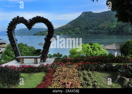 Blick auf den Toba-See. Der Toba-See ist der größte vulkanische See in Südostasien. Der See liegt in Nord-Sumatra, Indonesien hat eine Länge von etwa 100 Kilometern, eine Breite von etwa 30 Kilometern und eine Tiefe von bis zu 505 Metern. In der Mitte dieses Sees befindet sich eine vulkanische Insel namens Samosir Island. Der Toba-See bildet sich schätzungsweise zum Zeitpunkt der Explosion vor etwa 73.000-75.000 Jahren und ist eine uralte Toba-Supervulkan-Eruption. Derzeit Lake Toba wurde zu einem der beliebtesten touristischen Destinationen der lokalen und ausländischen Touristen. (Foto von Eddy Purwanto/NurPhoto) Stockfoto