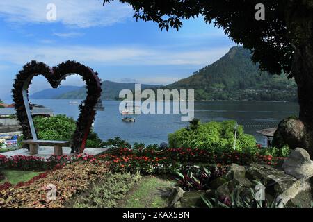 Blick auf den Toba-See. Der Toba-See ist der größte vulkanische See in Südostasien. Der See liegt in Nord-Sumatra, Indonesien hat eine Länge von etwa 100 Kilometern, eine Breite von etwa 30 Kilometern und eine Tiefe von bis zu 505 Metern. In der Mitte dieses Sees befindet sich eine vulkanische Insel namens Samosir Island. Der Toba-See bildet sich schätzungsweise zum Zeitpunkt der Explosion vor etwa 73.000-75.000 Jahren und ist eine uralte Toba-Supervulkan-Eruption. Derzeit Lake Toba wurde zu einem der beliebtesten touristischen Destinationen der lokalen und ausländischen Touristen. (Foto von Eddy Purwanto/NurPhoto) Stockfoto