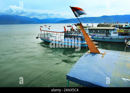 Schiffe zum Überqueren des Toba-Sees. Der Toba-See ist der größte vulkanische See in Südostasien. Der See liegt in Nord-Sumatra, Indonesien hat eine Länge von etwa 100 Kilometern, eine Breite von etwa 30 Kilometern und eine Tiefe von bis zu 505 Metern. In der Mitte dieses Sees befindet sich eine vulkanische Insel namens Samosir Island. Der Toba-See bildet sich schätzungsweise zum Zeitpunkt der Explosion vor etwa 73.000-75.000 Jahren und ist eine uralte Toba-Supervulkan-Eruption. Derzeit Lake Toba wurde zu einem der beliebtesten touristischen Destinationen der lokalen und ausländischen Touristen. (Foto von Eddy Purwanto/NurPhoto) Stockfoto