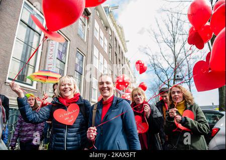 März 14., Amsterdam. Am 14. März 2018 streiken Grundschullehrer aus dem Nordwesten der Niederlande für höhere Gehälter und geringere Arbeitsbelastung. Eine große Protestaktion fand in Amsterdam statt, wo ein langer und lautvoller marsch durch das Herz der Altstadt stattfand. Die AOB (Gewerkschaft für Lehrkräfte, die in der Grundschulbildung, Sekundarschulen, MBO oder Hochschulen in den Niederlanden arbeiten) fordert eine erhebliche Gehaltserhöhung als Lösung der Situation in diesem Beruf. Mehr als 10,000 Lehrer demonstrierten in der niederländischen Stadt. (Foto von Romy Arroy Stockfoto