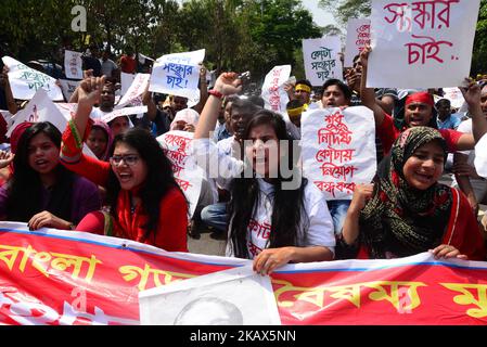 Studenten aus Bangladesch demonstrieren am 14. März 2018 in Dhaka, Bangladesch, in der Nähe des Obersten Gerichtshofs und fordern eine Reform des Quotensystems für Arbeitsplätze in der Regierung. (Foto von Mamunur Rashid/NurPhoto) Stockfoto