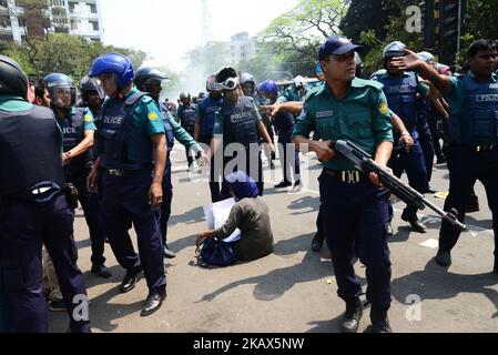 Studenten aus Bangladesch demonstrieren am 14. März 2018 in Dhaka, Bangladesch, in der Nähe des Obersten Gerichtshofs und fordern eine Reform des Quotensystems für Arbeitsplätze in der Regierung. (Foto von Mamunur Rashid/NurPhoto) Stockfoto