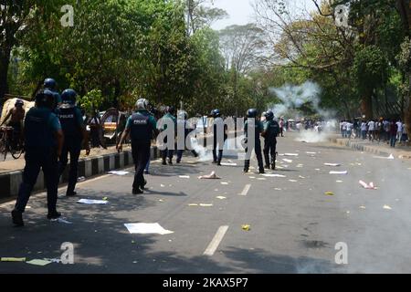 Studenten aus Bangladesch demonstrieren am 14. März 2018 in Dhaka, Bangladesch, in der Nähe des Obersten Gerichtshofs und fordern eine Reform des Quotensystems für Arbeitsplätze in der Regierung. (Foto von Mamunur Rashid/NurPhoto) Stockfoto