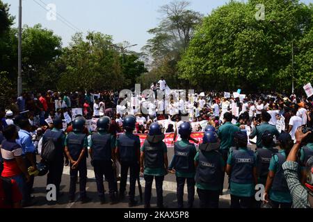 Studenten aus Bangladesch demonstrieren am 14. März 2018 in Dhaka, Bangladesch, in der Nähe des Obersten Gerichtshofs und fordern eine Reform des Quotensystems für Arbeitsplätze in der Regierung. (Foto von Mamunur Rashid/NurPhoto) Stockfoto