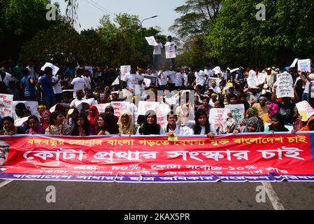 Studenten aus Bangladesch demonstrieren am 14. März 2018 in Dhaka, Bangladesch, in der Nähe des Obersten Gerichtshofs und fordern eine Reform des Quotensystems für Arbeitsplätze in der Regierung. (Foto von Mamunur Rashid/NurPhoto) Stockfoto