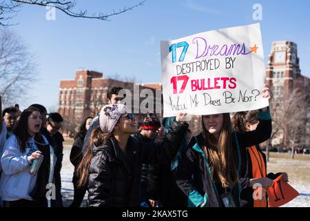 Studenten der Lane Technical High School in Chicago nehmen am 14. März 2018 an einem Streikzug Teil, um gegen Schusswechsel und Waffengewalt Stellung zu beziehen. Studenten in den USA nahmen einen Monat nach den Schüssen in Parkland, Florida, an dieser 17-minütigen Demonstration Teil. (Foto von Max Herman/NurPhoto) Stockfoto