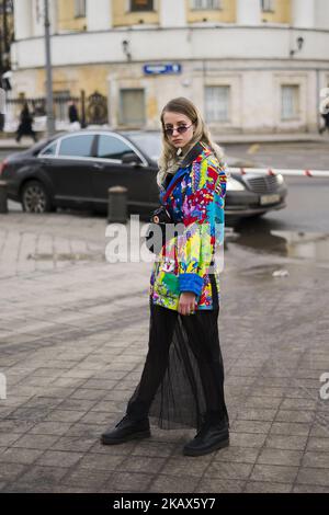 Ein Gast ist während der Mercedes Benz Fashion Week Russia Herbst/Winter 2018/19 Tag vier am 13. März 2018 in Moskau, Russland, auf der Straße zu sehen. (Foto von Nataliya Petrova/NurPhoto) Stockfoto