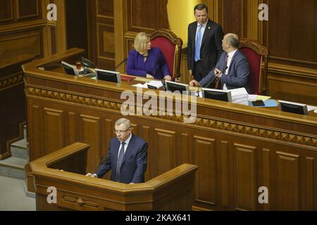 Der neu anerkannte Chef der ukrainischen Nationalbank, Yakiv Smoliy, hält während der Parlamentssitzung eine Rede. Das ukrainische Parlament (Werchowna Rada) nimmt den Kandidaten des Notenbankchefs in Kiew, Ukraine, am 15. März 2018 an. (Foto von Sergii Chartschenko/NurPhoto) Stockfoto