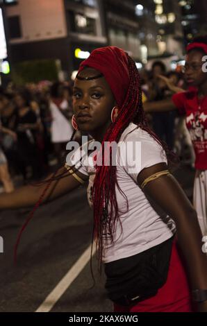 Tausende von Menschen (es gibt keine offizielle Schätzung) versammeln sich in der Paulista Avenue im Stadtzentrum von Sao Paulo zu einer Demonstration zum Gedenken an Marielle Franco, die diesen mittwoch in Rio de Janeiro getötet wurde. Aufgewachsen in einem Slum, war Marielle Stadträtin von Rio und Aktivistin gegen Polizeigewalt in armen Stadtvierteln der Stadt. In den letzten Wochen war sie für die Untersuchung der Militärintervention in Rio verantwortlich und verurteilte die Tötung von Jugendstern durch Polizisten in Acari, einem Vorort von Rio de Janeiro. Die Ermittler glauben, dass sie hingerichtet wurde - sie wurde 7 Mal, 3 in den Kopf geschossen; ihr Fahrer war auch tot, w Stockfoto