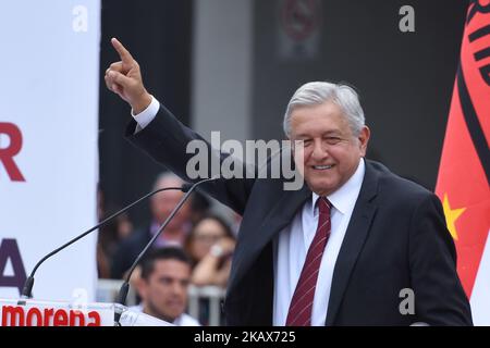 Mexikos Präsidentschaftskandidat Andres Manuel Lopez Obrador (L) aus DER PARTEI MORENA winkt, nachdem er seine Registrierung am 16. März 2018 beim mexikanischen Wahlamt (INE) vor dem Hauptquartier der INE in Mexiko-Stadt vorgelegt hatte. In Mexiko finden am 1.. Juli parlamentswahlen statt. (Foto von Carlos Tischler/NurPhoto) Stockfoto