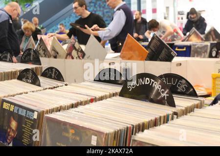 Vinylplattenliebhaber werden am 17. März 2018 in Danzig, Polen, zu sehen sein. Besucher kaufen, verkaufen und tauschen während des Vinylmarktes in der Galerie Metropolia in Danzig Vinylklandflächen aus. (Foto von Michal Fludra/NurPhoto) Stockfoto