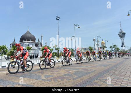 Mitglieder des Hengxiang Cycling Teams sahen in der Nähe der Zahir Moschee und Menara Alor Setar, einem Telekommunikationsturm in Alor Setar, während der Eröffnungsphase, eine 147,9km von Kangar nach Kulim, der 2018 Le Tour de Langkawi. Am Sonntag, 18. März 2018, in Kangar, Kedah, Malaysia. (Foto von Artur Widak/NurPhoto) Stockfoto